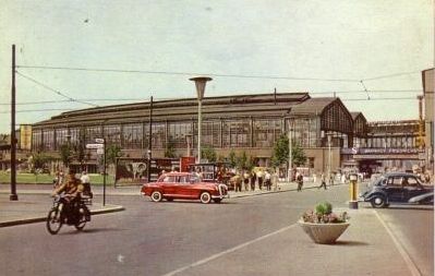 Berlin: Bahnhof Friedrichstrasse mit Mercedes Ponton und EMW 340 - 1957 - (c) Unbekannt